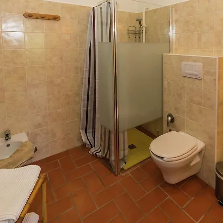 Modern Farmhouse In With Swimming Pool Nyaraló Ficulle